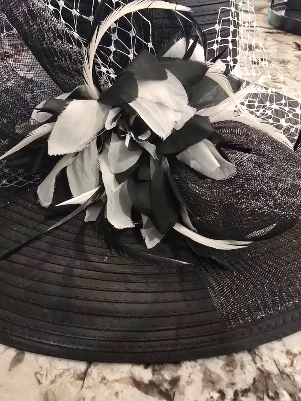 Dee's Black Wide Brim Sun Hat Fascinator White Ribbon Feathers Derby Hat - Picture 6 of 8